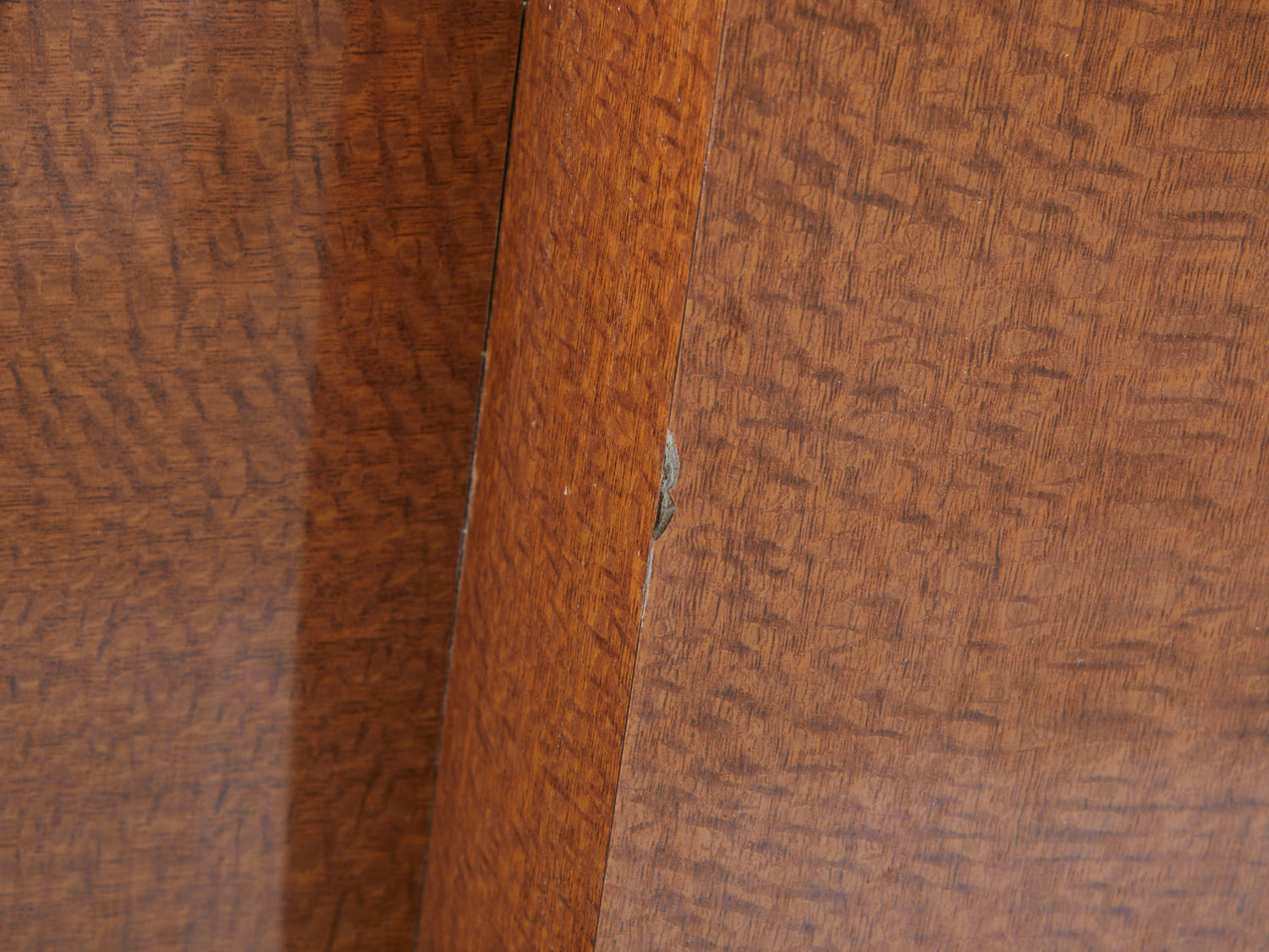 Close up of 1" laminate loss on faux wood geometric pedestal