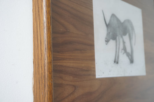 Bestie, ihr Junges Säugend, 23x17